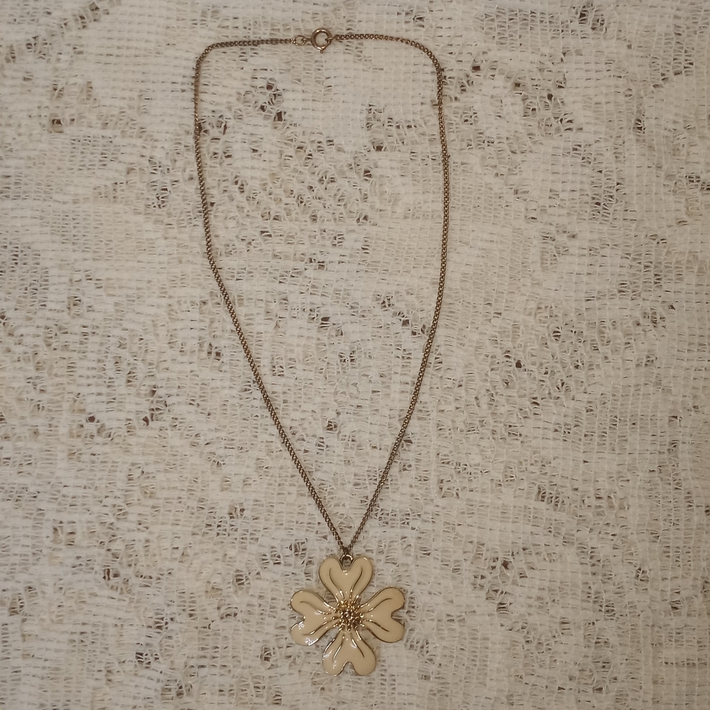 Vintage Gold Tone Cream Enameled Dogwood Flower Pendant 15" Chain Choker